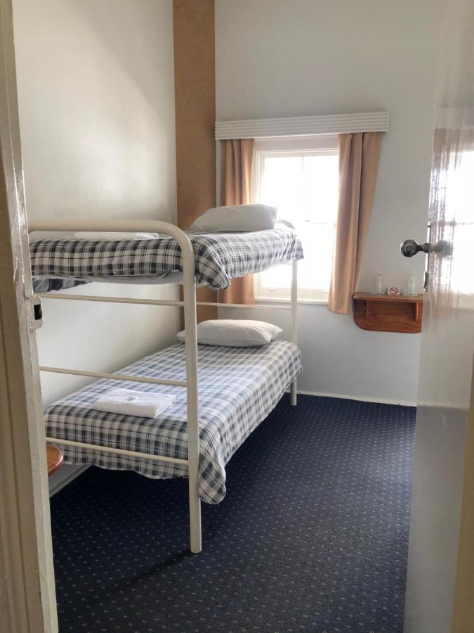 Pacific Hotel 扬巴 外观 照片